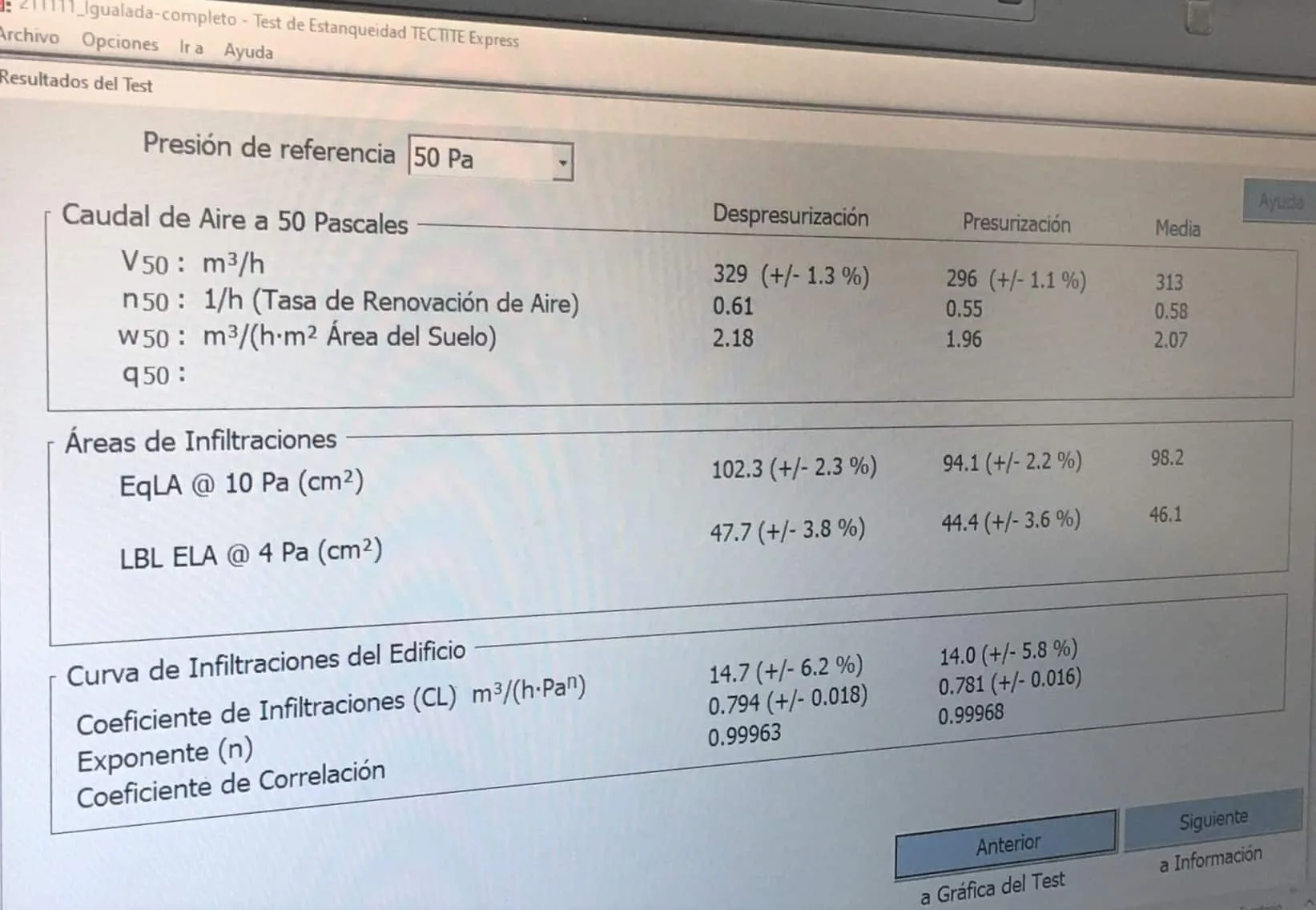 Pantalla del ensayo Blower Door con el resultado de renovaciones de aire por hora a 50 pascales