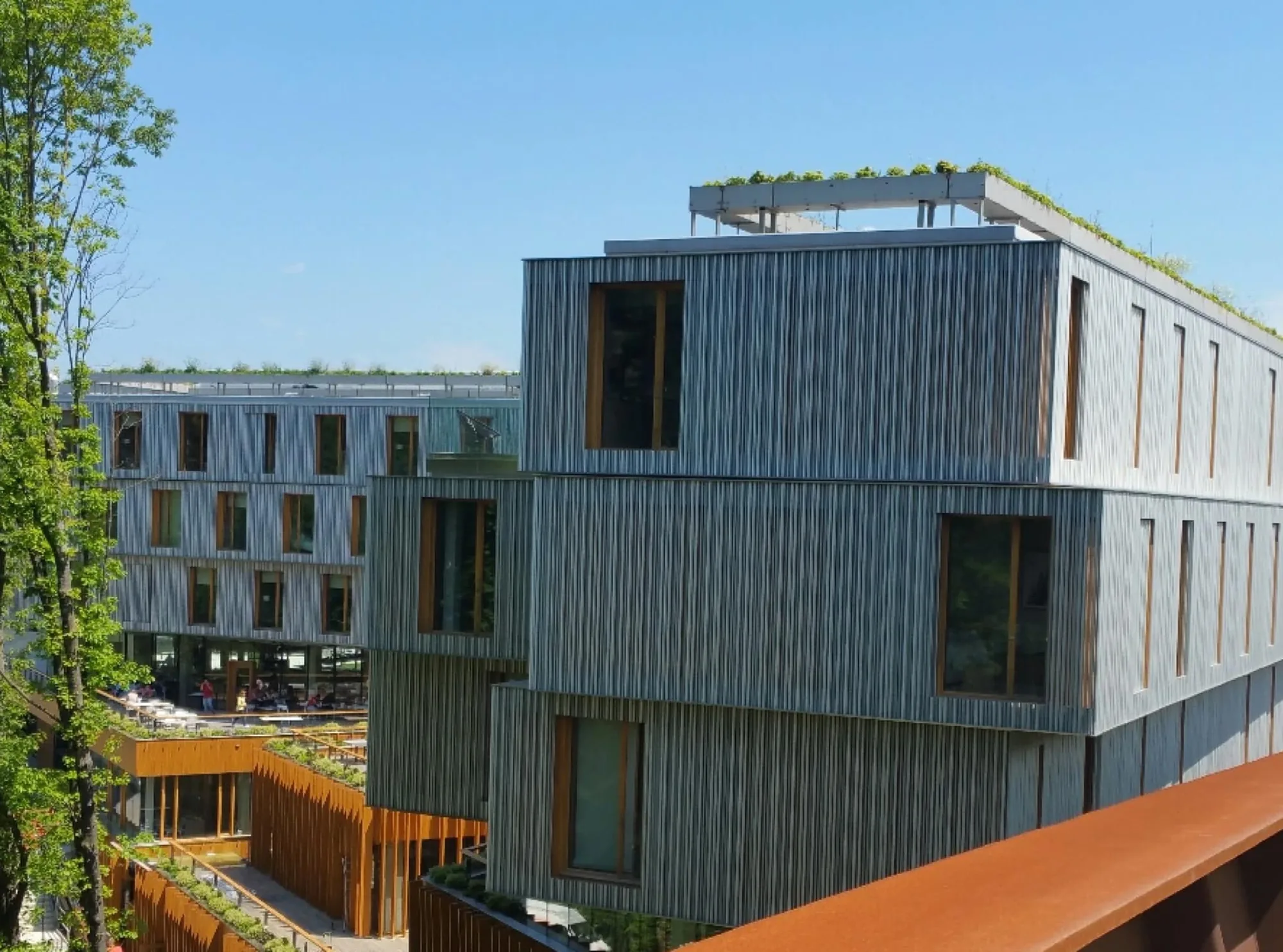 Edificio Passivhaus certificado, revestido con lamas verticales de madera