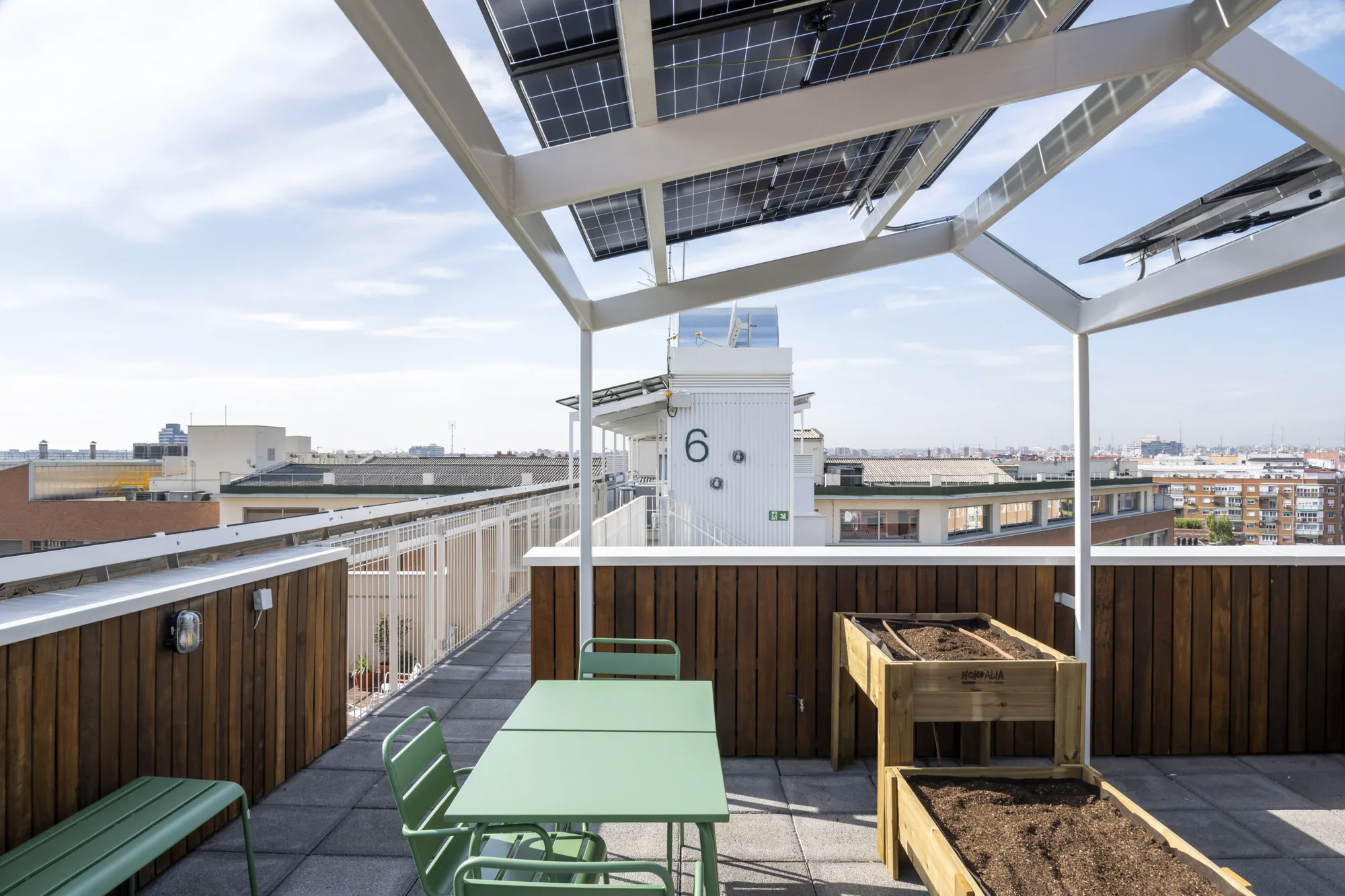 Pérgola fotovoltaica sobre la terraza comunitaria de un edificio de viviendas