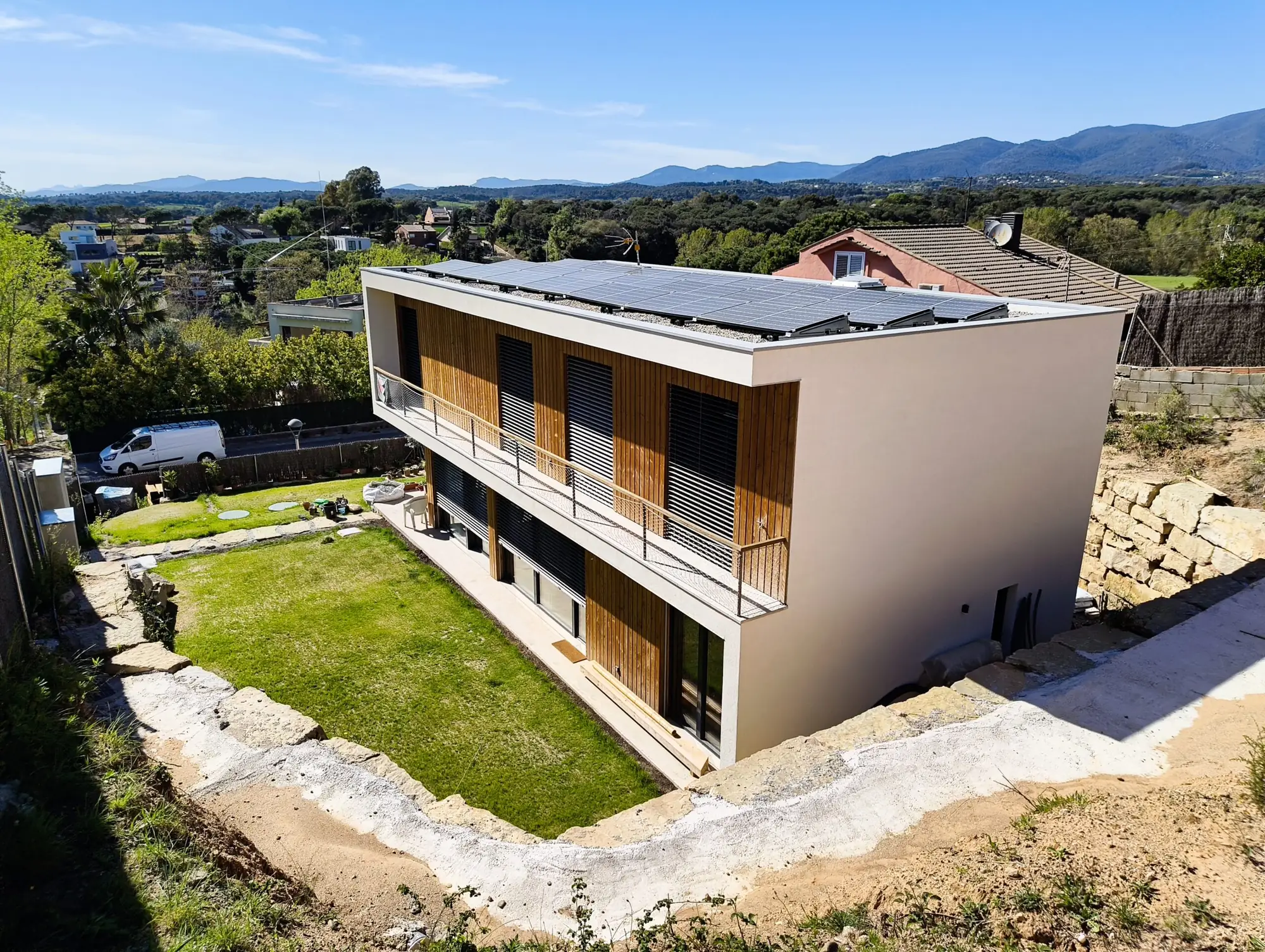 Vista aérea de una vivienda unifamiliar Passivhaus con captación fotovoltaica en cubierta