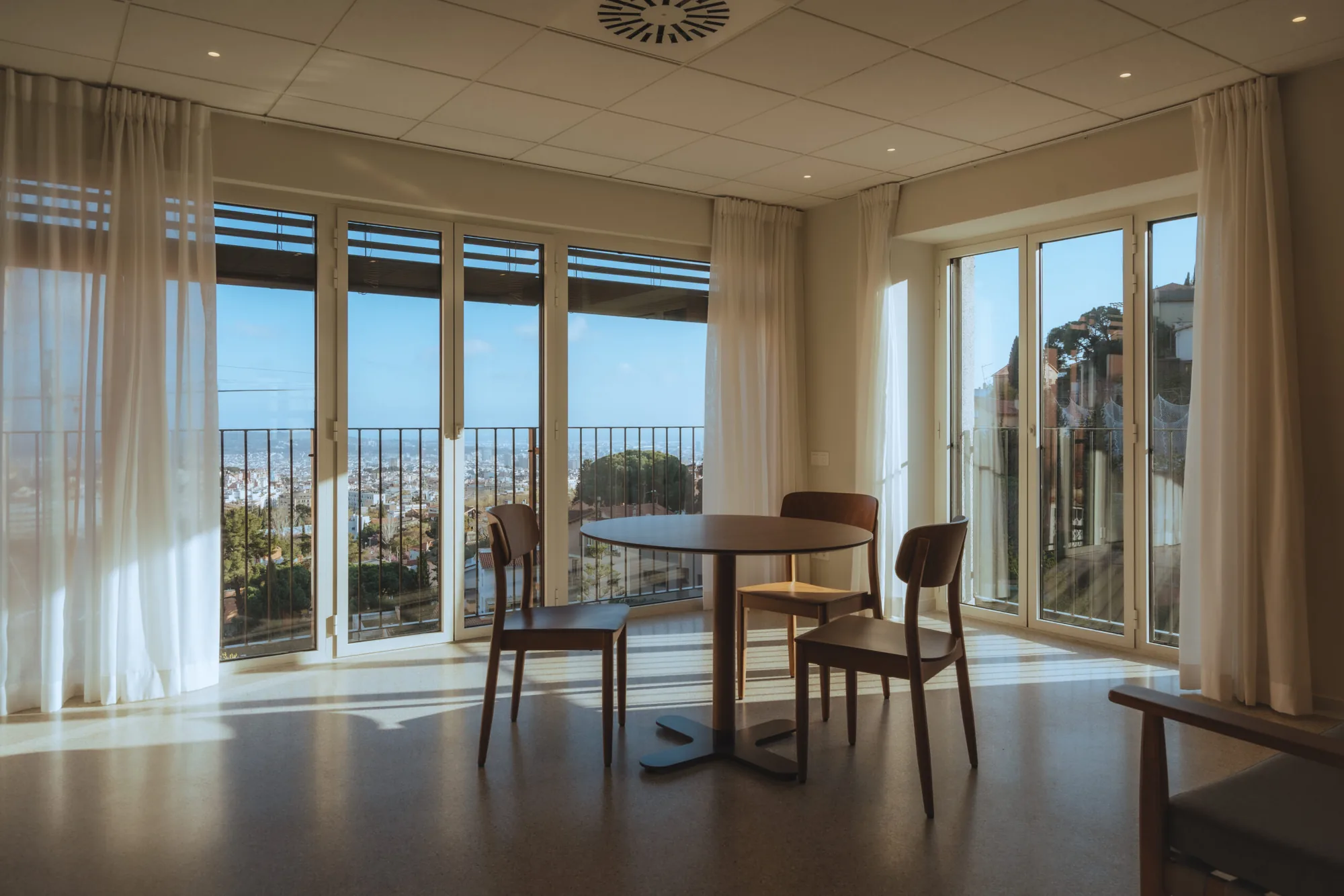 Vestíbulo y zonas comunes de un edificio Passivhaus, con grandes huecos al exterior